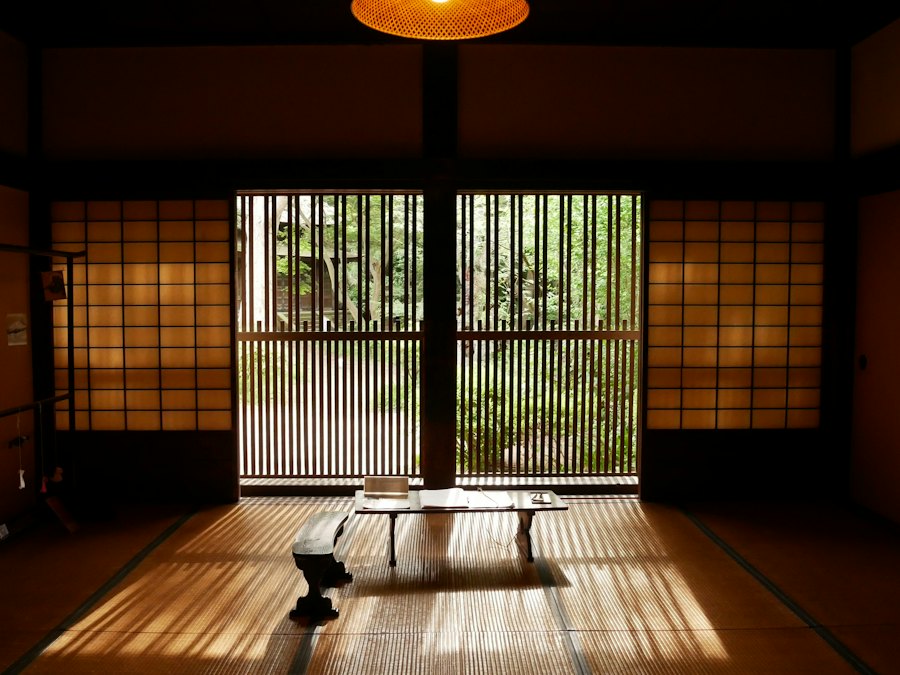 格子戸越しに庭が見える板の間